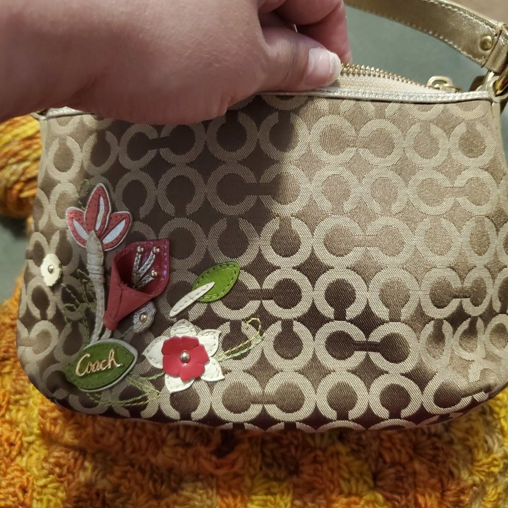 Coach - Picture 4 of 9